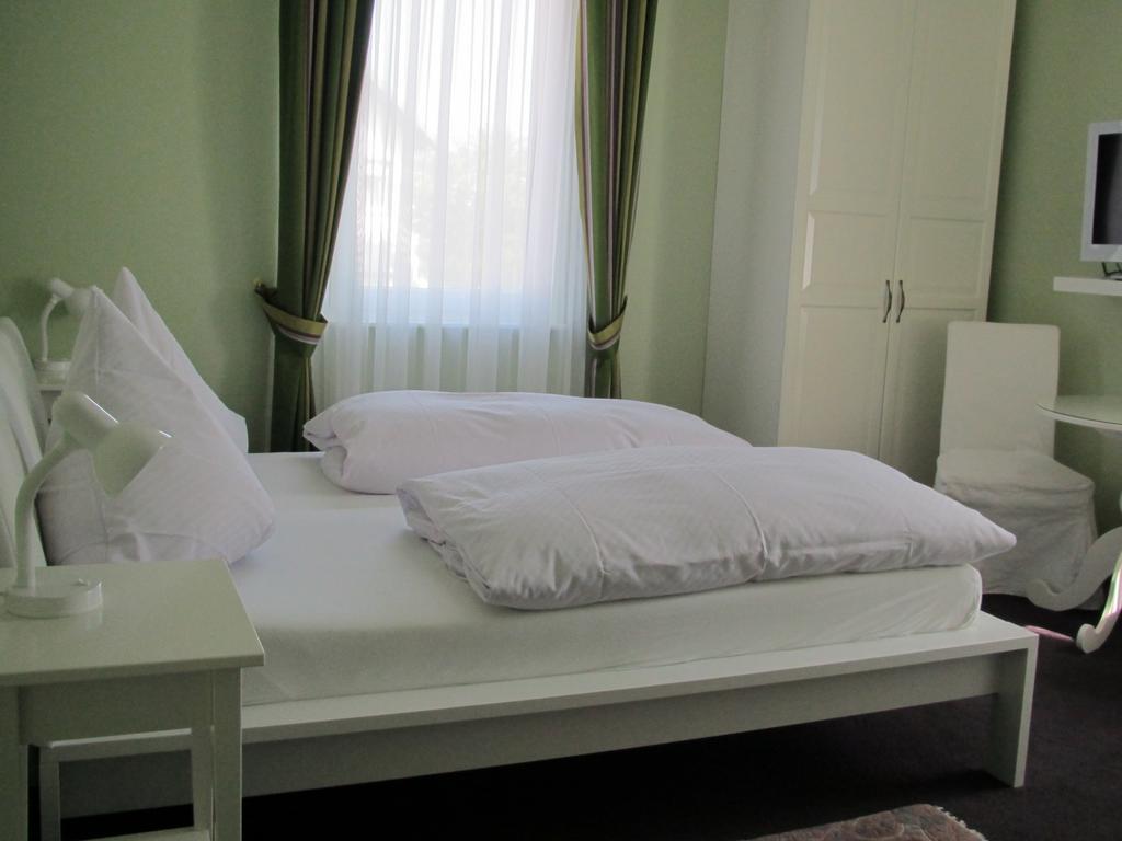 Hotel Alleeschloesschen Бад-Вильдунген Номер фото